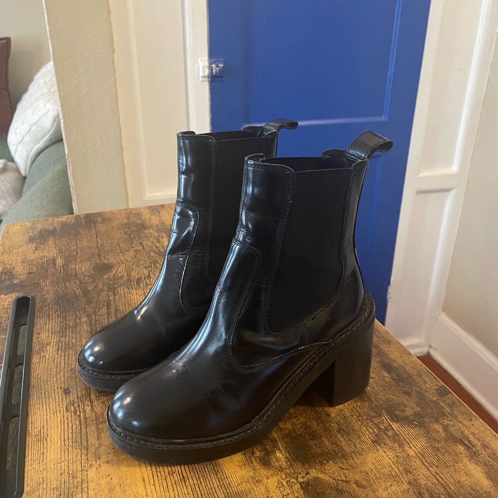 Black Heeled Chelsea Boots with Chunky Heel